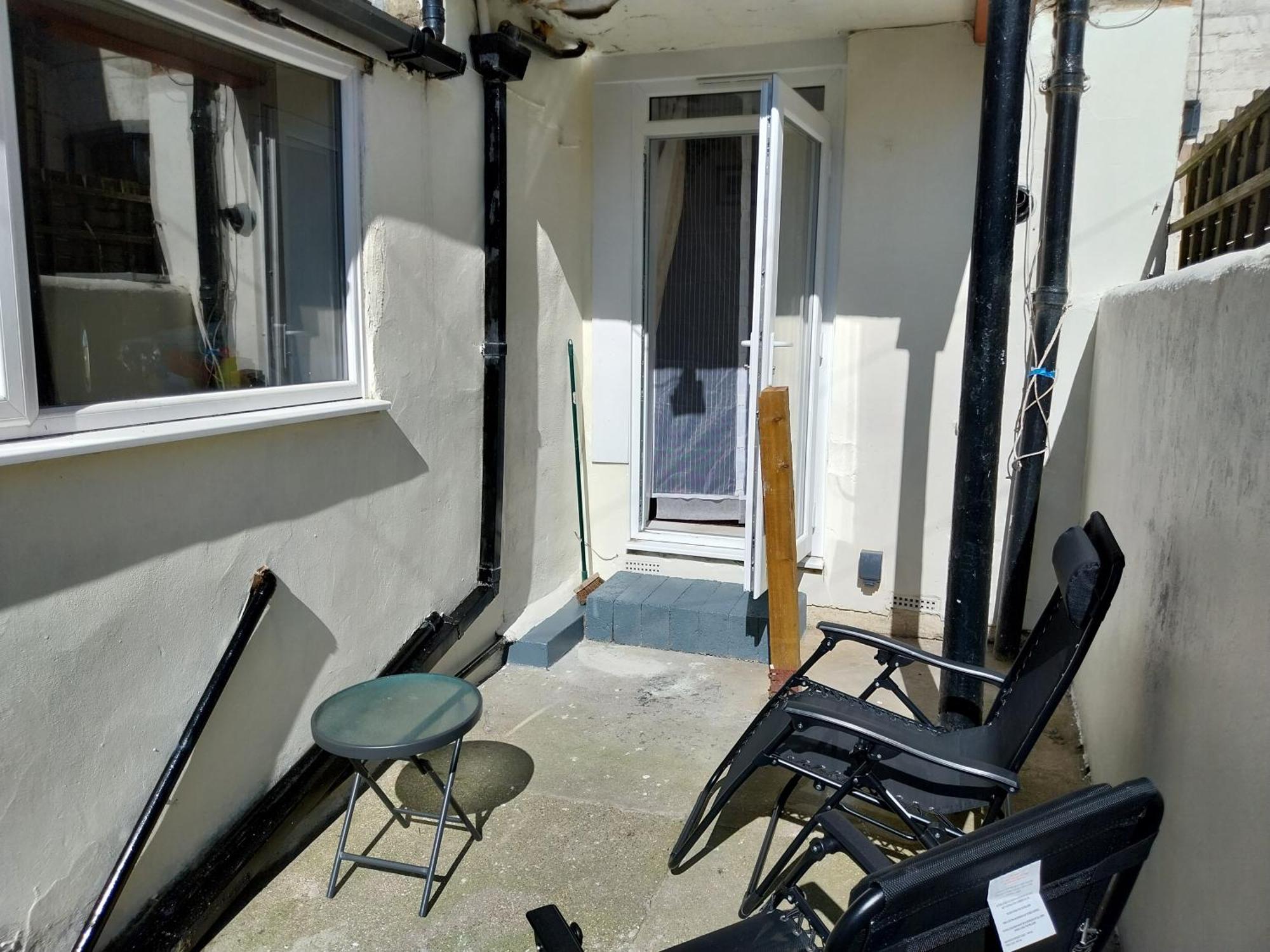 170 Victoria Road - 1 Bed Ground Floor Flat Apartment *